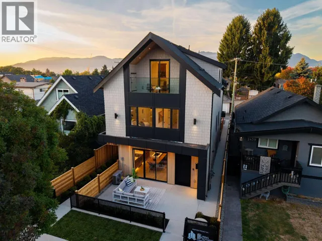 1 2435 NAPIER STREET, Vancouver, British Columbia V5K2W2