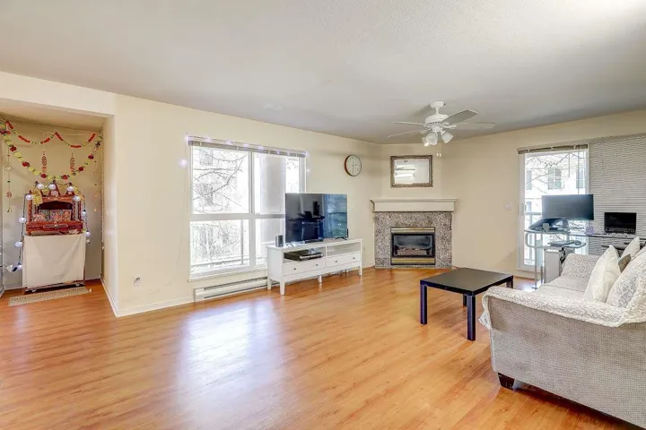 210 14980 101A AVENUE, Surrey, British Columbia V3R0T1