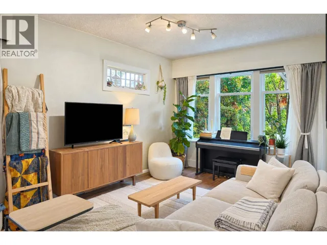 1701 SEMLIN DRIVE, Vancouver, British Columbia V5N4P6
