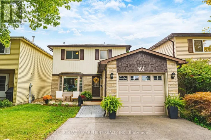 19 HILLSDALE COURT, Hamilton (Dundas), Ontario L9H6H1