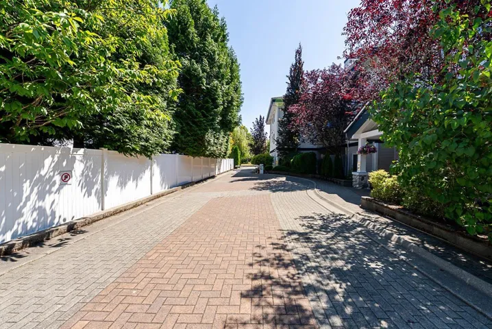 204 15298 20 AVENUE, Surrey, British Columbia V4A2A3