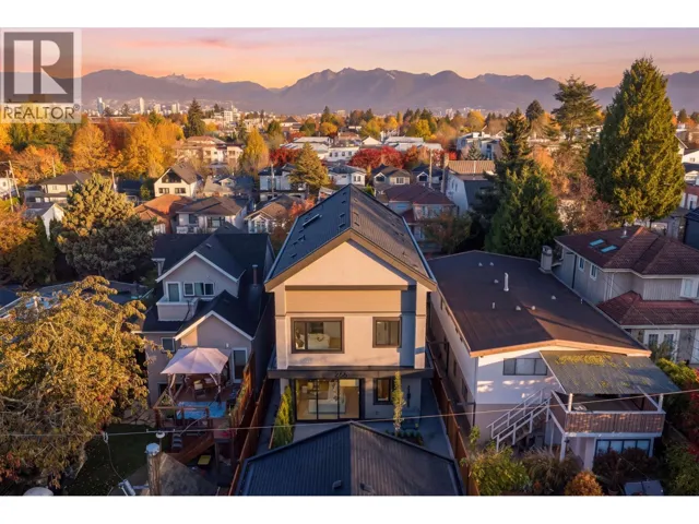 2 266 E 38 AVENUE, Vancouver, British Columbia V5W1H4