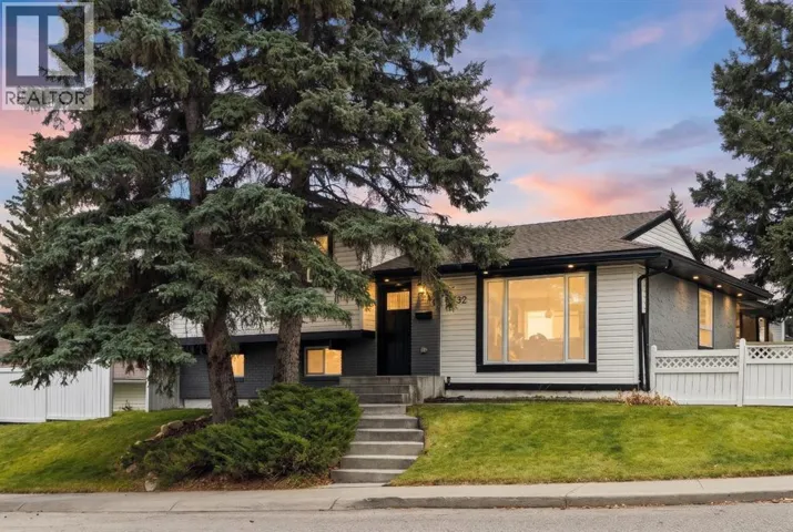 10532 Oakmoor Way SW, Calgary, Alberta T2W2H8