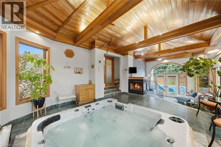 16 REDWOOD Court, Stoney Creek, Ontario L8G2Y4