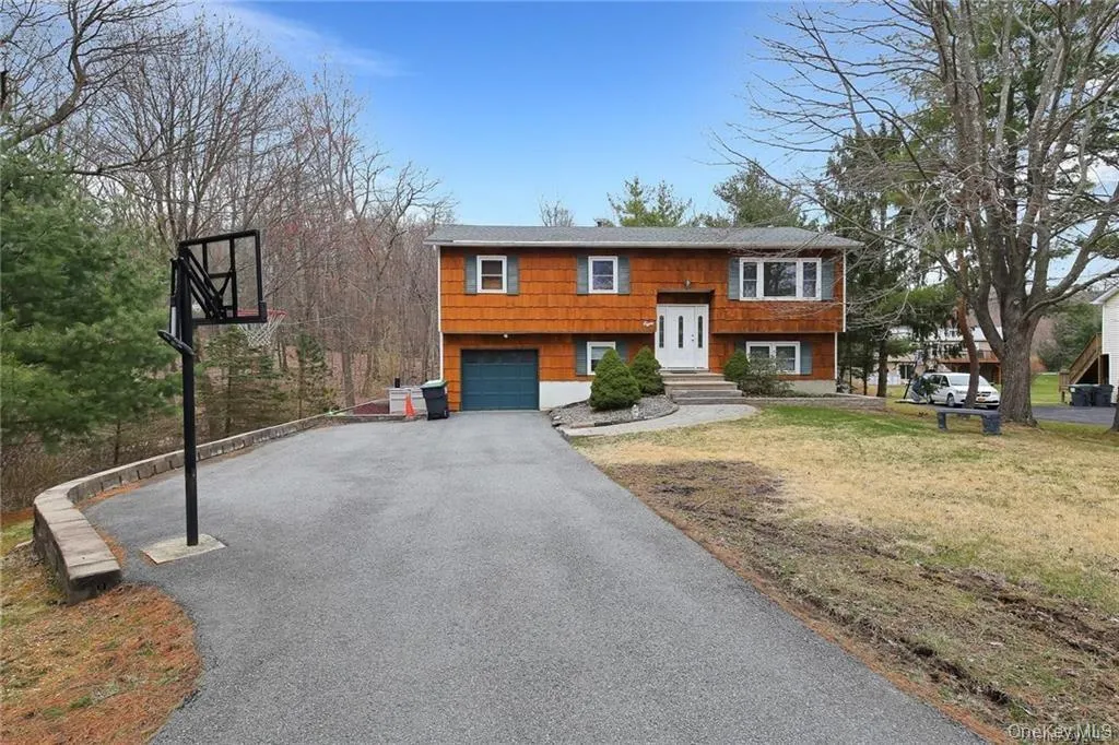 Private Parking Lot w Ample Space Private Parking Lot w Ample Space