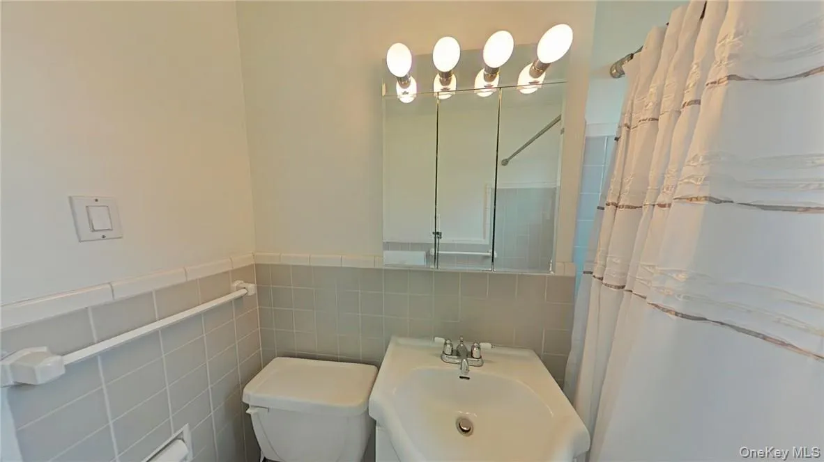 5645 Netherland Avenue, New York, NY, 1 Bedroom Bedrooms, 3 Rooms Rooms,1 BathroomBathrooms,Residential Sale,For Rent,Netherland,0,H6250391 5645 Netherland Avenue, New York, NY, 1 Bedroom Bedrooms, 3 Rooms Rooms,1 BathroomBathrooms,Residential Sale,For Rent,Netherland,0,H6250391