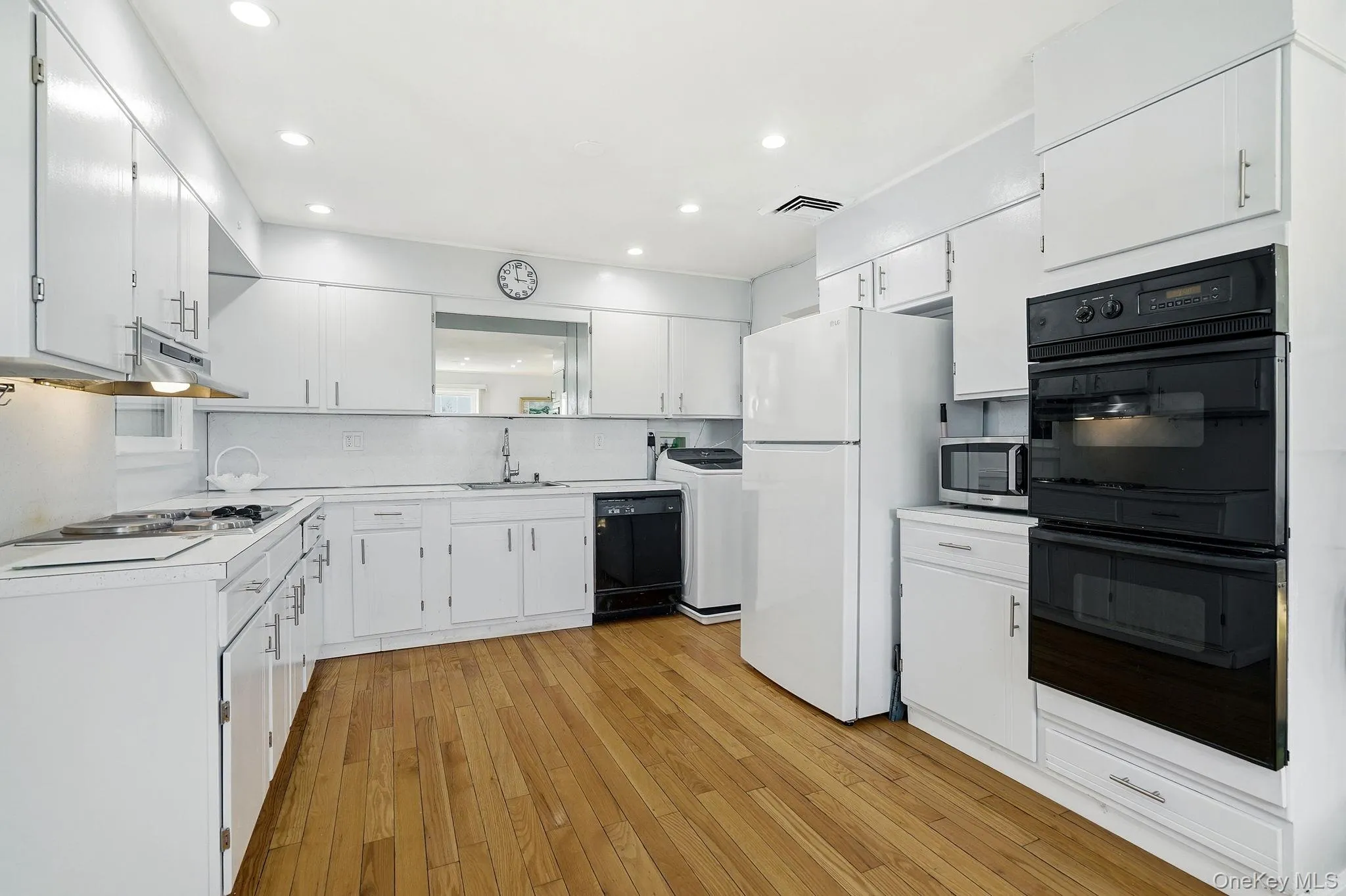 Large Kitchen with double oven and electric cooktop. Large Kitchen with double oven and electric cooktop.