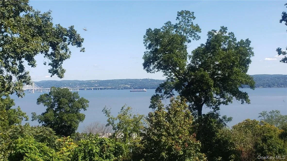 Hudson River from Tweed Boulevard Hudson River from Tweed Boulevard