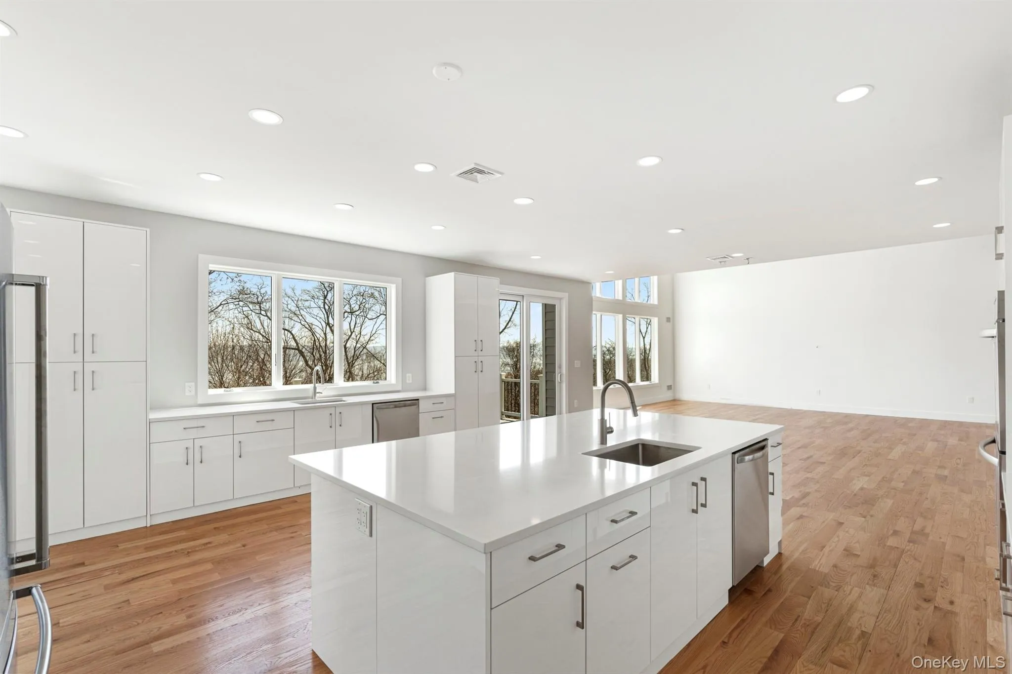 Large center island with sink and dishwasher Large center island with sink and dishwasher