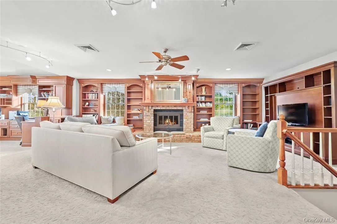 Large Bonus Room w/fireplace for Entertaining/Office/anything you like Large Bonus Room w/fireplace for Entertaining/Office/anything you like