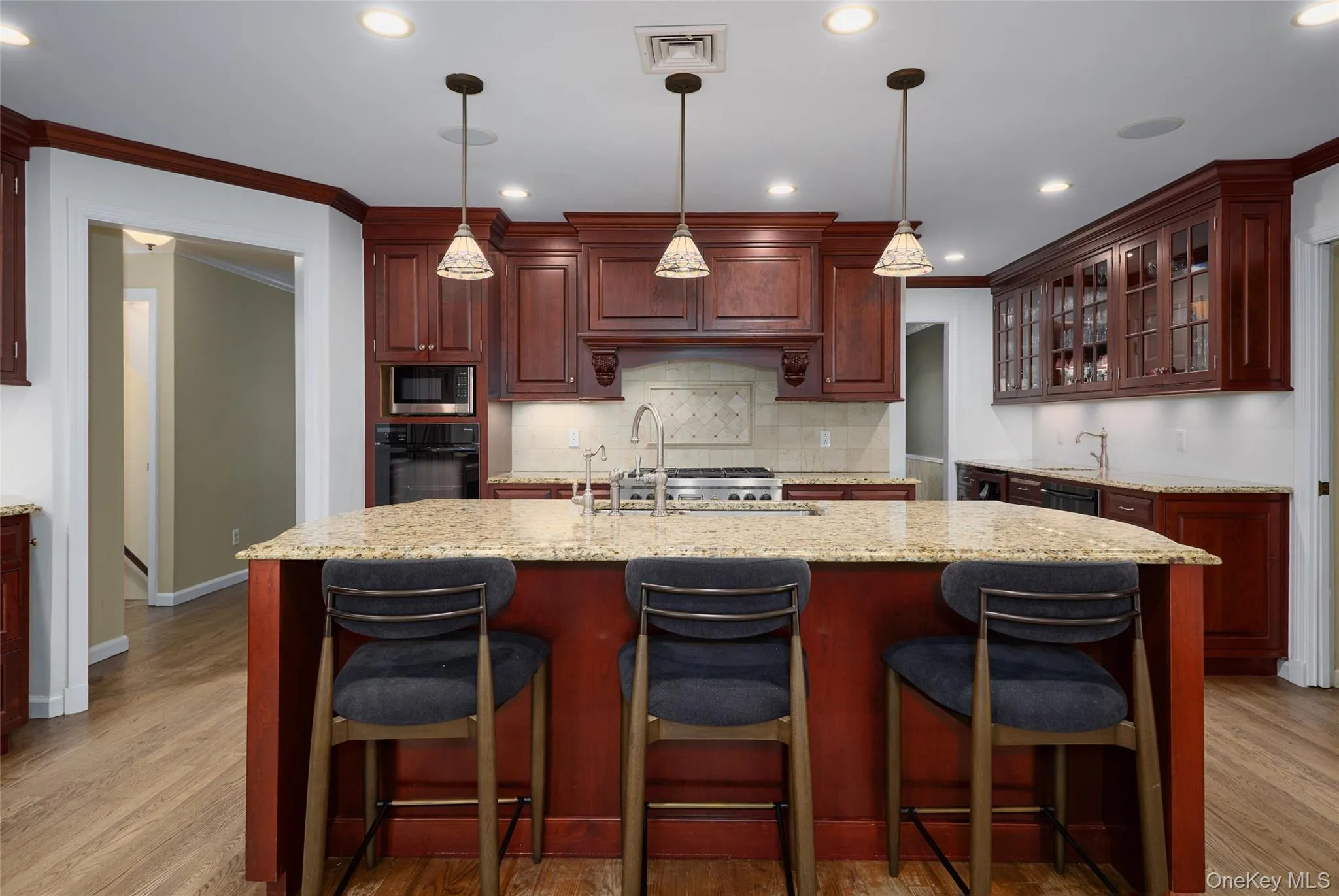 Large Chef's Kitchen Large Chef's Kitchen