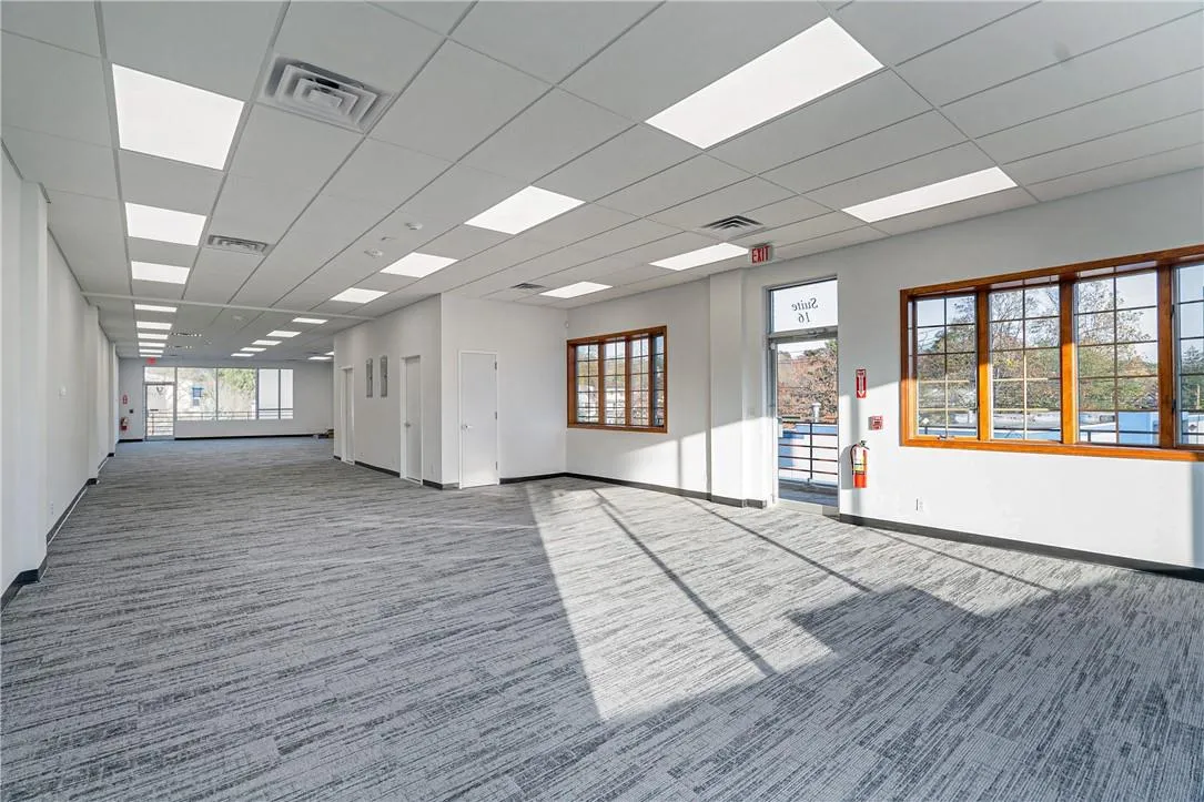 BEAUTIFULLY RENOVATED SPACE BEAUTIFULLY RENOVATED SPACE