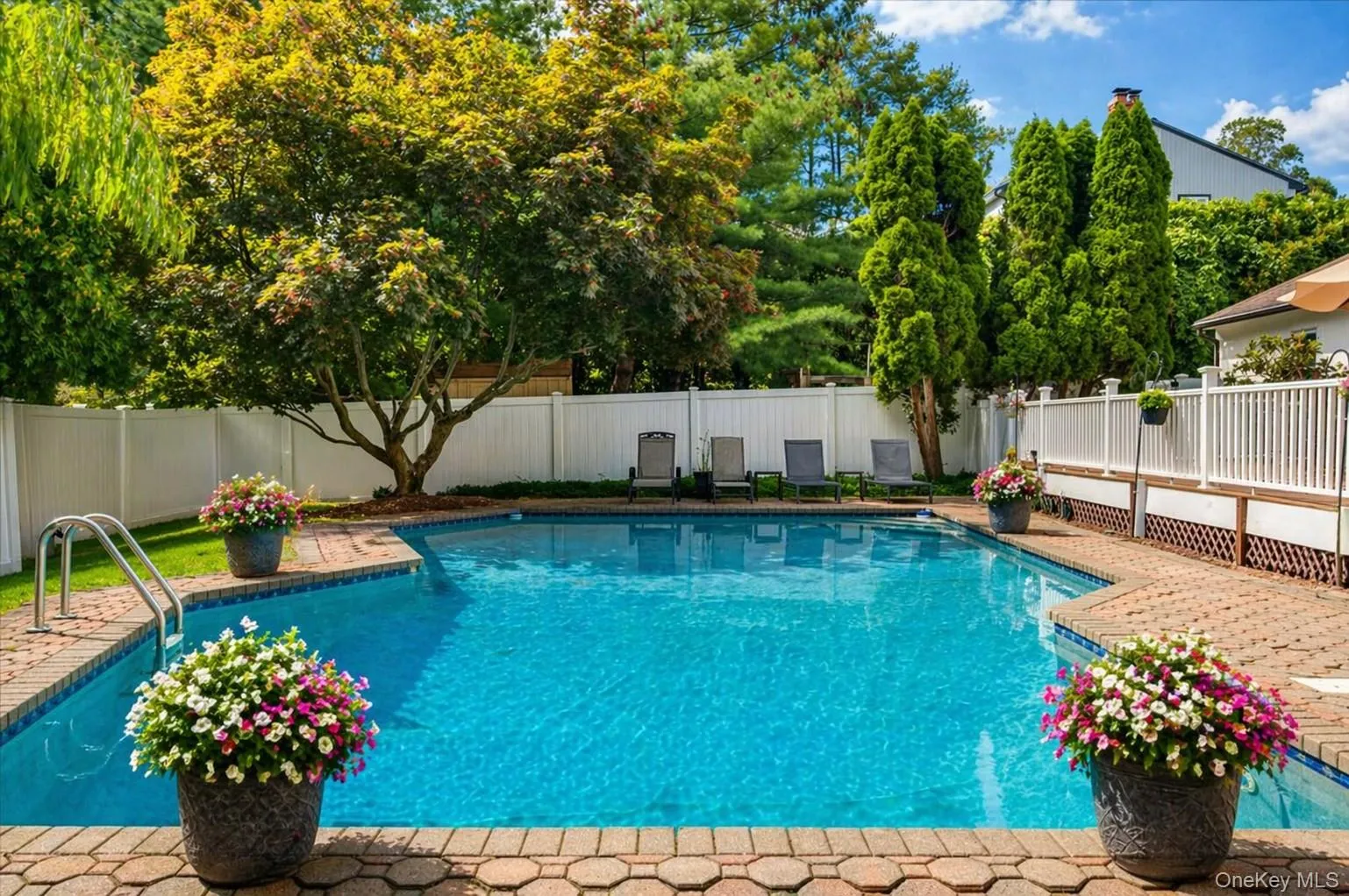 Luxurious setting for outdoor enjoyment. Luxurious setting for outdoor enjoyment.