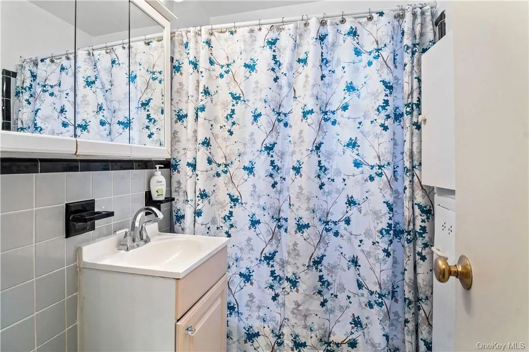 525 236 Street, New York, NY, 1 Bedroom Bedrooms, 3 Rooms Rooms,1 BathroomBathrooms,Residential Sale,For Rent,236,0,H6292011 525 236 Street, New York, NY, 1 Bedroom Bedrooms, 3 Rooms Rooms,1 BathroomBathrooms,Residential Sale,For Rent,236,0,H6292011