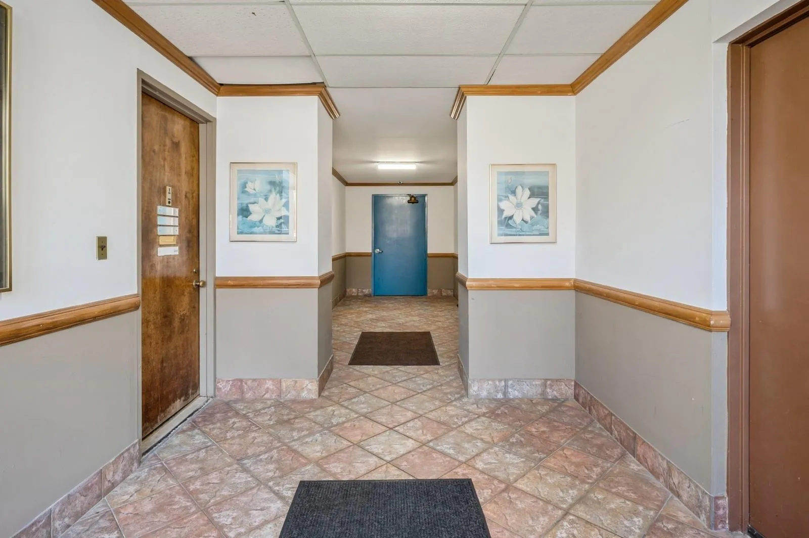 Lobby/hallway to office entrances Lobby/hallway to office entrances