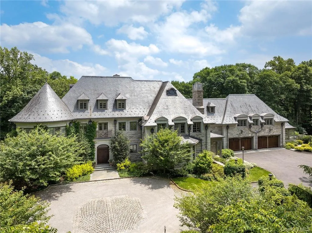 Welcome to 17 Cowdray Park Drive Welcome to 17 Cowdray Park Drive