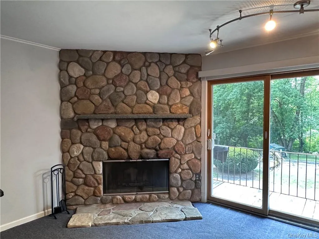 Featuring sliding door to balcony and plenty of natural light Featuring sliding door to balcony and plenty of natural light