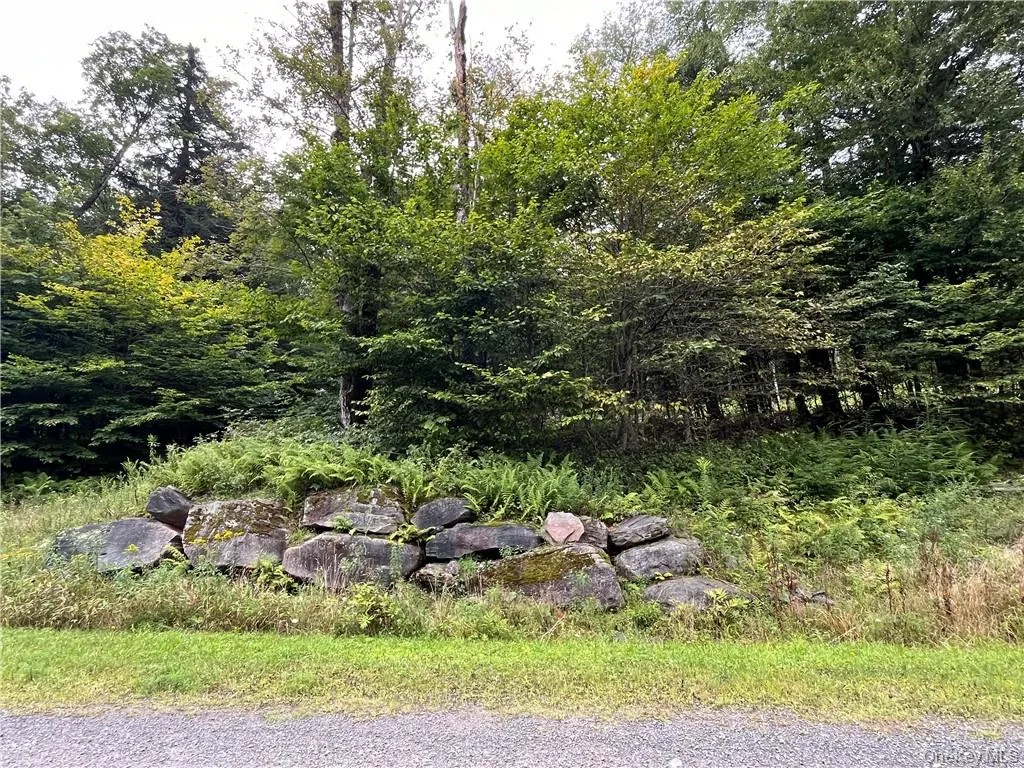 Entrance to the driveway stacked stone Entrance to the driveway stacked stone
