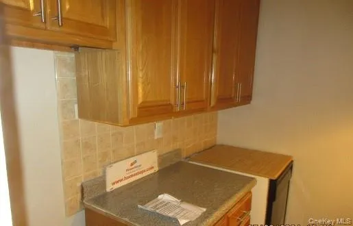 Kitchen with backsplash Kitchen with backsplash