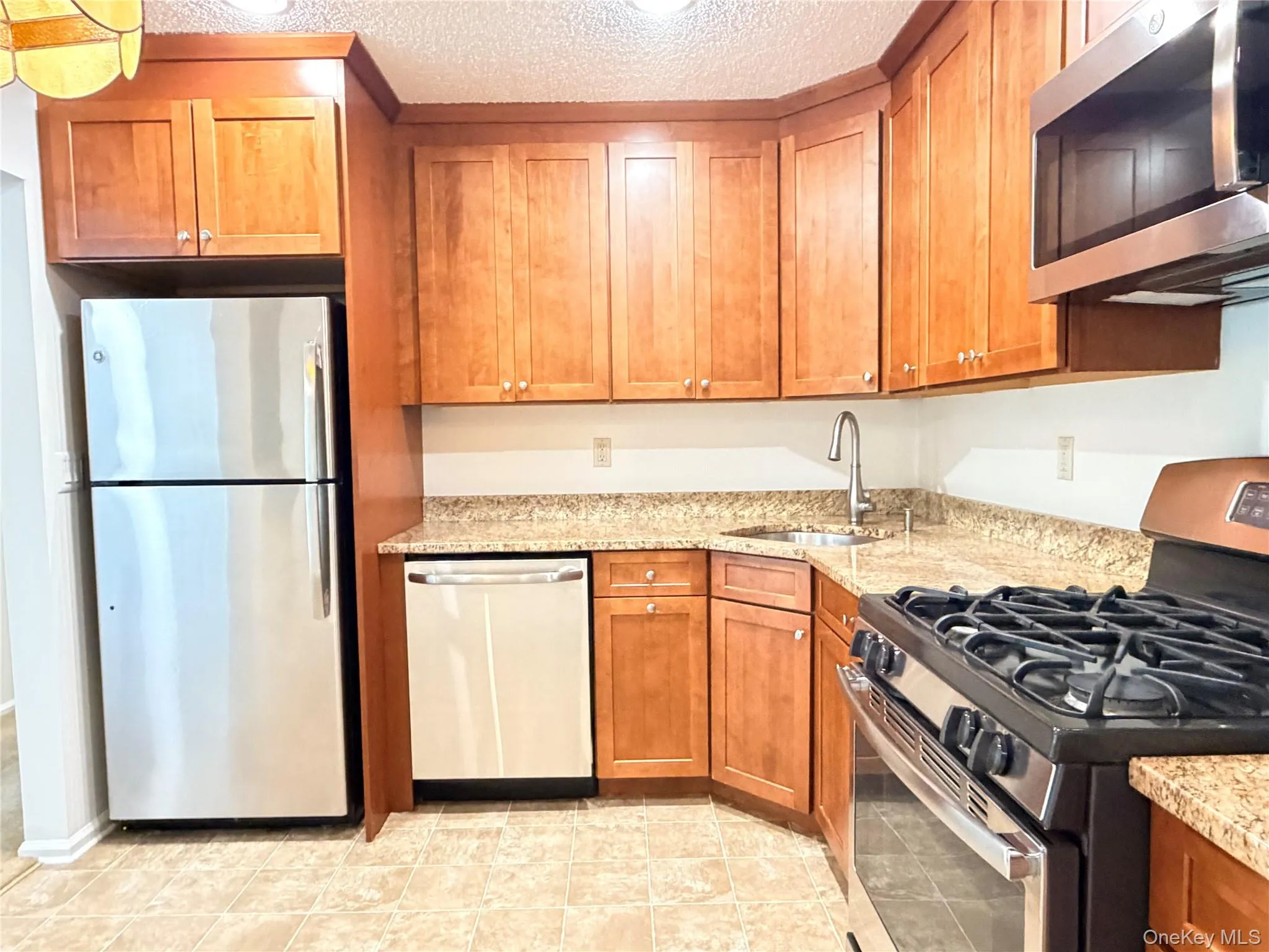 Kitchen w/Stainless Steel Appliances and Granite Countertops Kitchen w/Stainless Steel Appliances and Granite Countertops