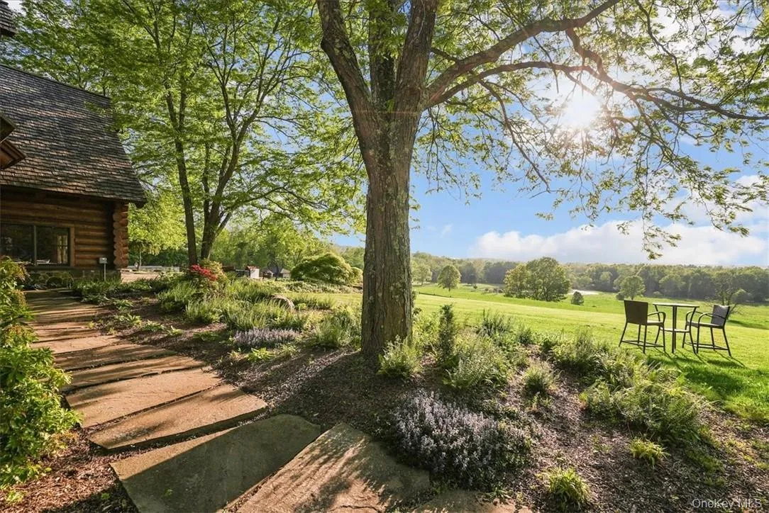 Beautiful walkways, nature and views to enjoy in complete privacy and serenity - except for the occasional bull frog. Beautiful walkways, nature and views to enjoy in complete privacy and serenity - except for the occasional bull frog.