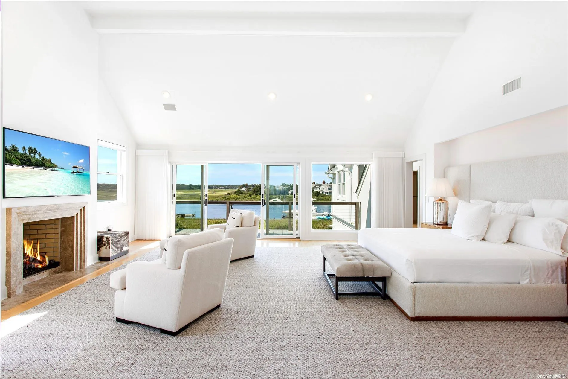 Private Spacious owners suite w Balcony Private Spacious owners suite w Balcony