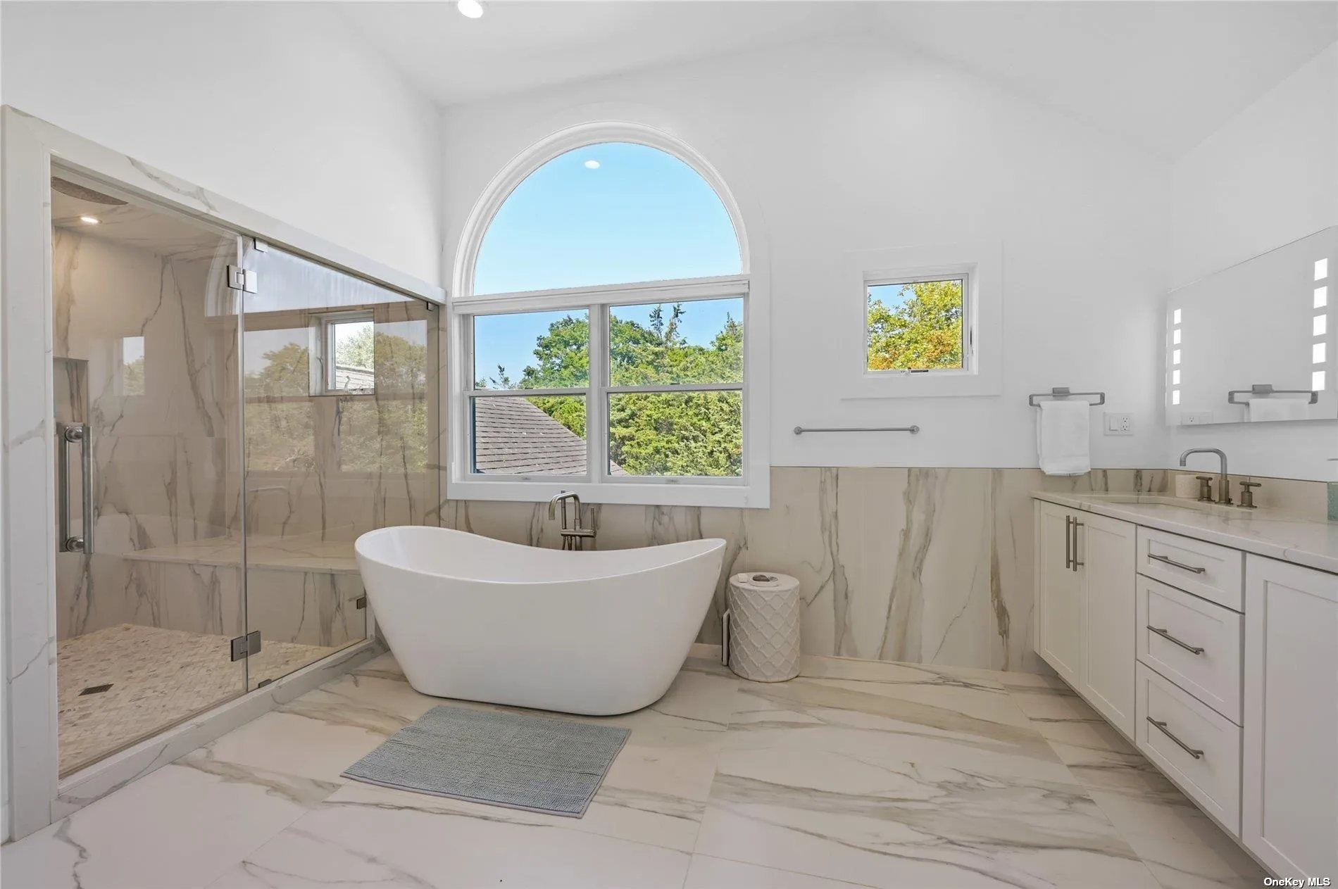 Primary- steam shower, soaking tub Primary- steam shower, soaking tub