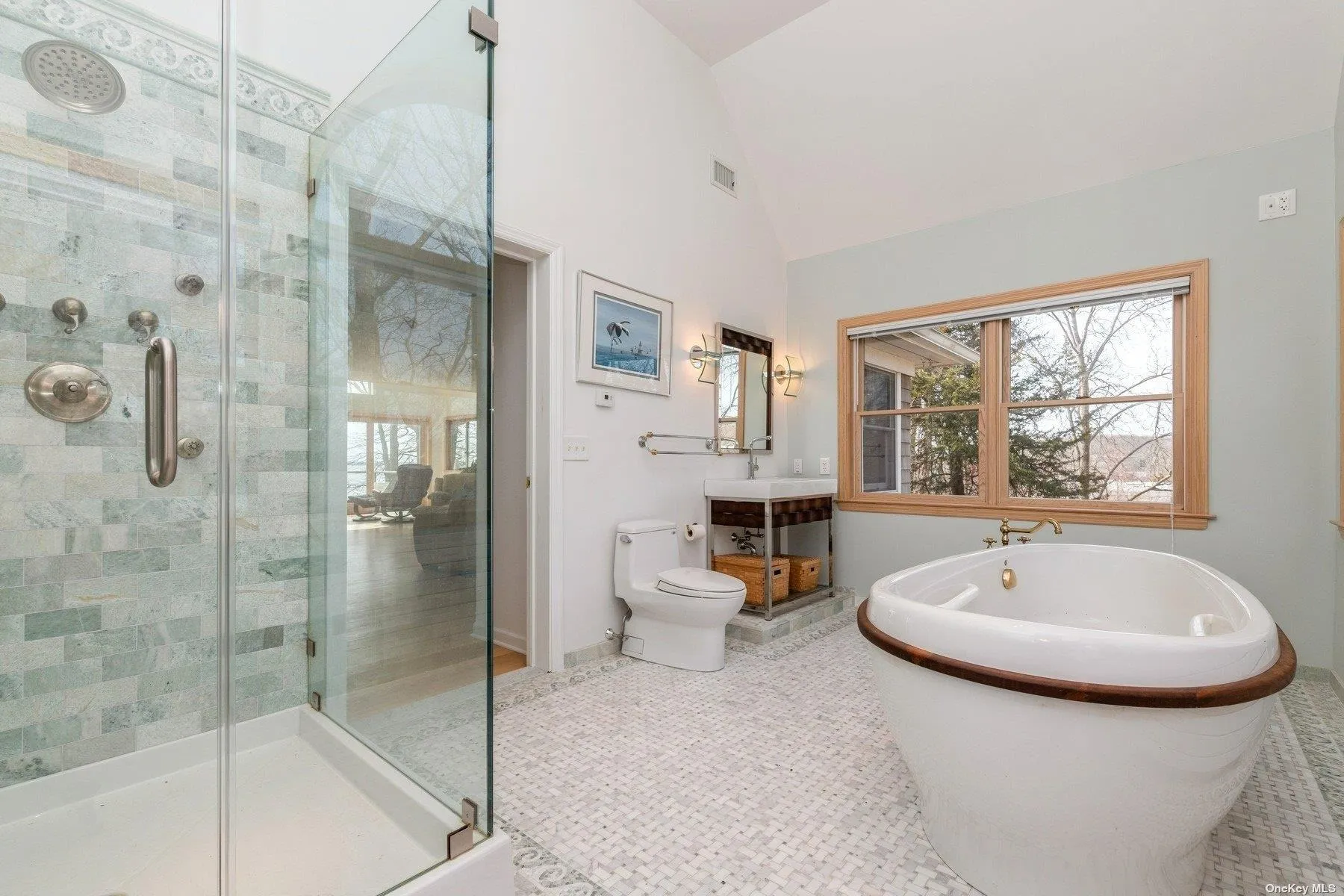 2nd floor bathrm, shower, tub 2nd floor bathrm, shower, tub