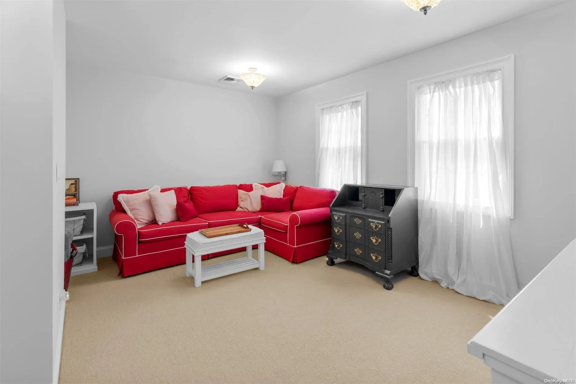 DEN WITH WIDESCREEN TV DEN WITH WIDESCREEN TV