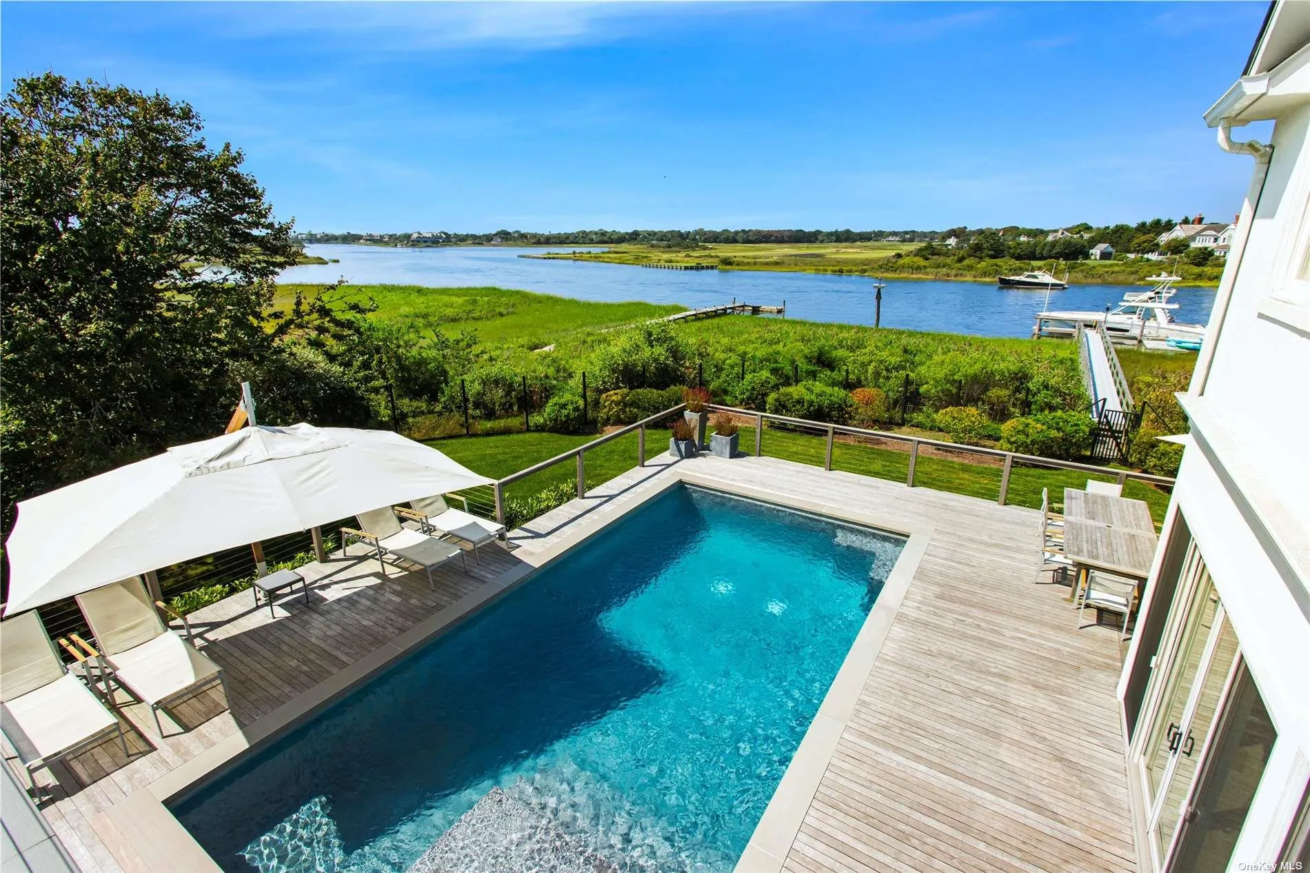 Owners balcony unobstructed westerly views/sunsets! Owners balcony unobstructed westerly views/sunsets!