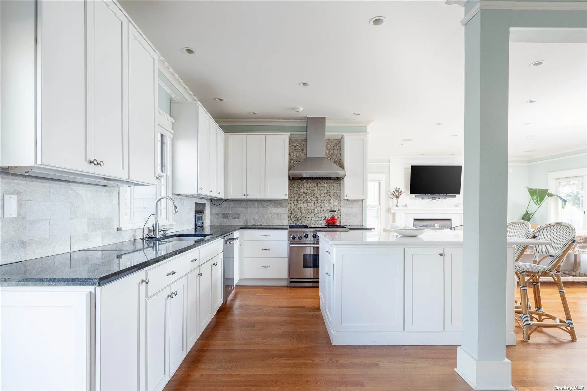 Eat-in-kitchen Eat-in-kitchen