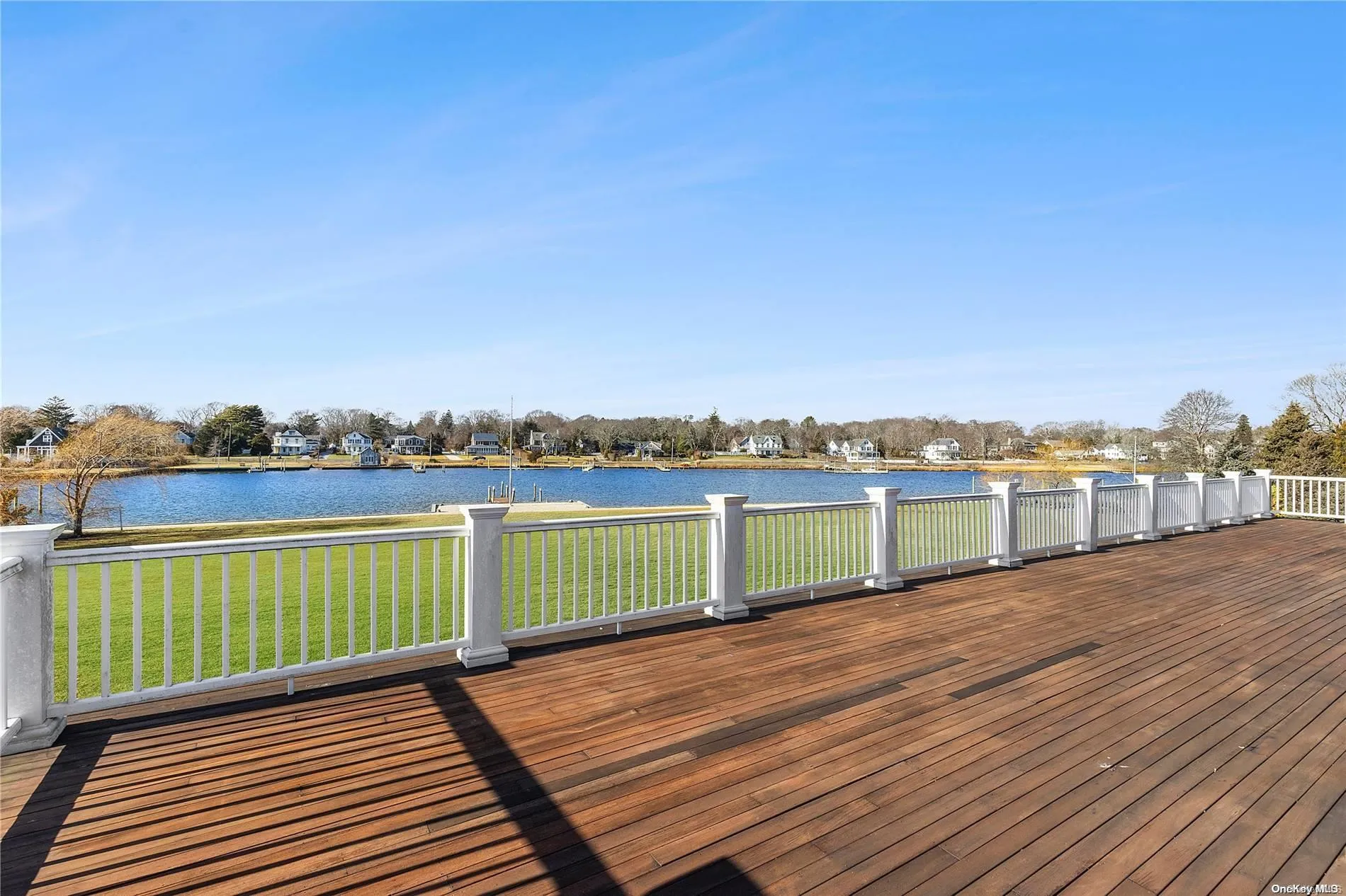 Second fFoor Deck Overloooking Water Second fFoor Deck Overloooking Water