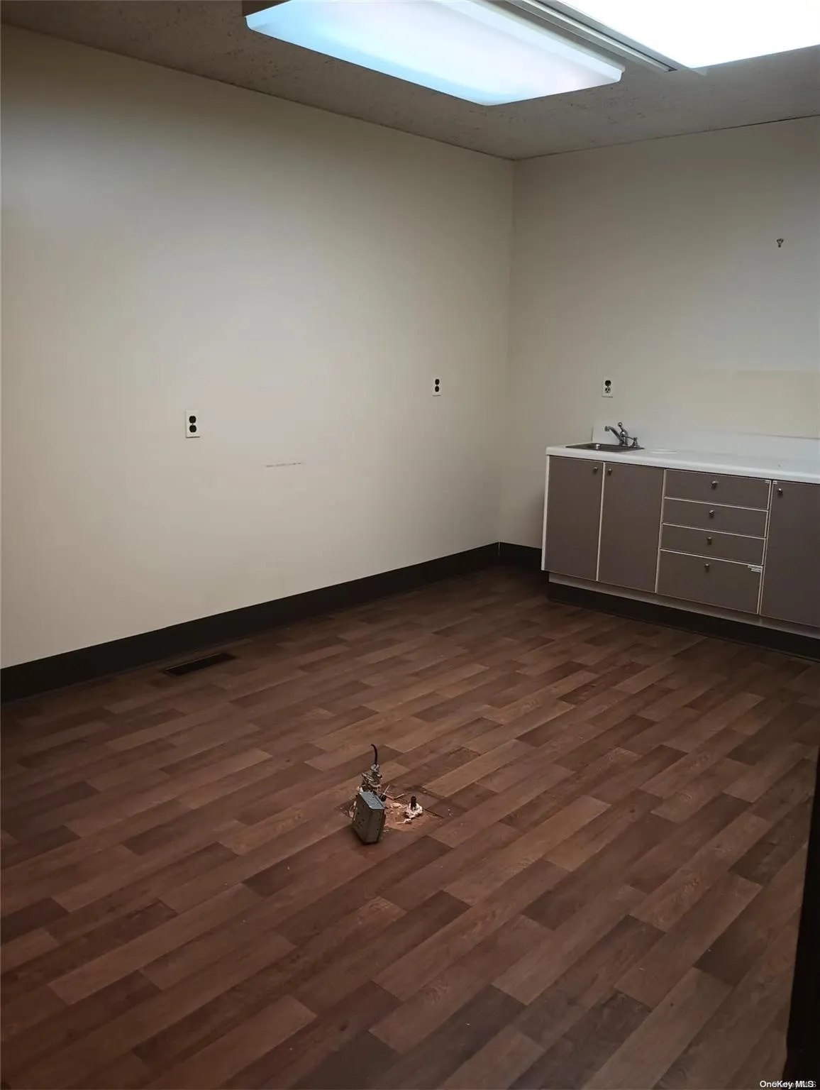 Room 2 - spacious office or treatment room Room 2 - spacious office or treatment room