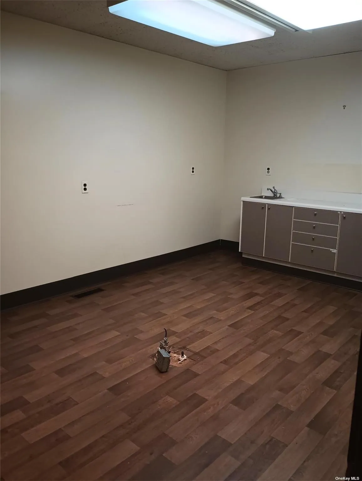 Room 2 - spacious office or treatment room Room 2 - spacious office or treatment room