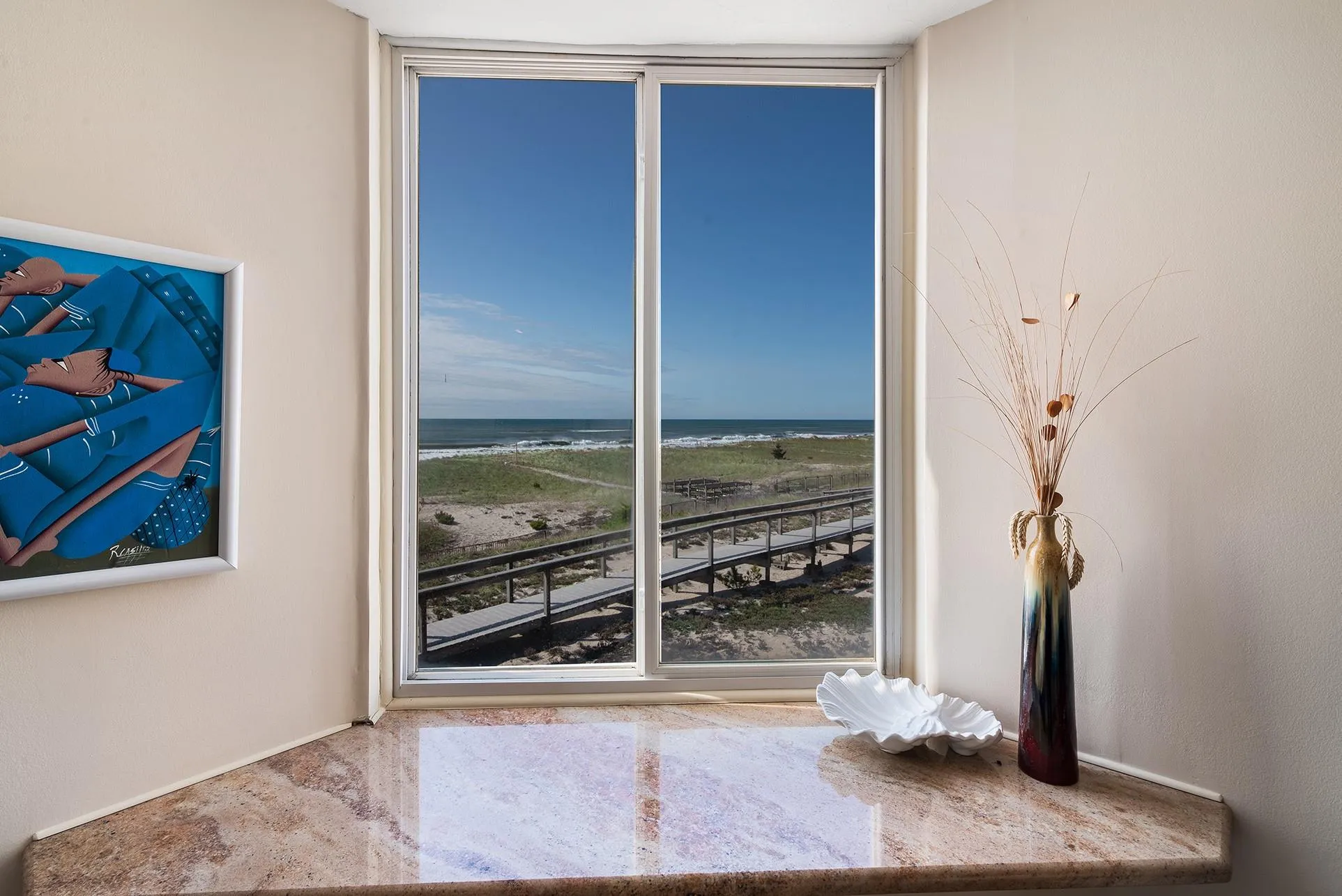 Breakfast bar with ocean views - great morning coffee spot! Breakfast bar with ocean views - great morning coffee spot!