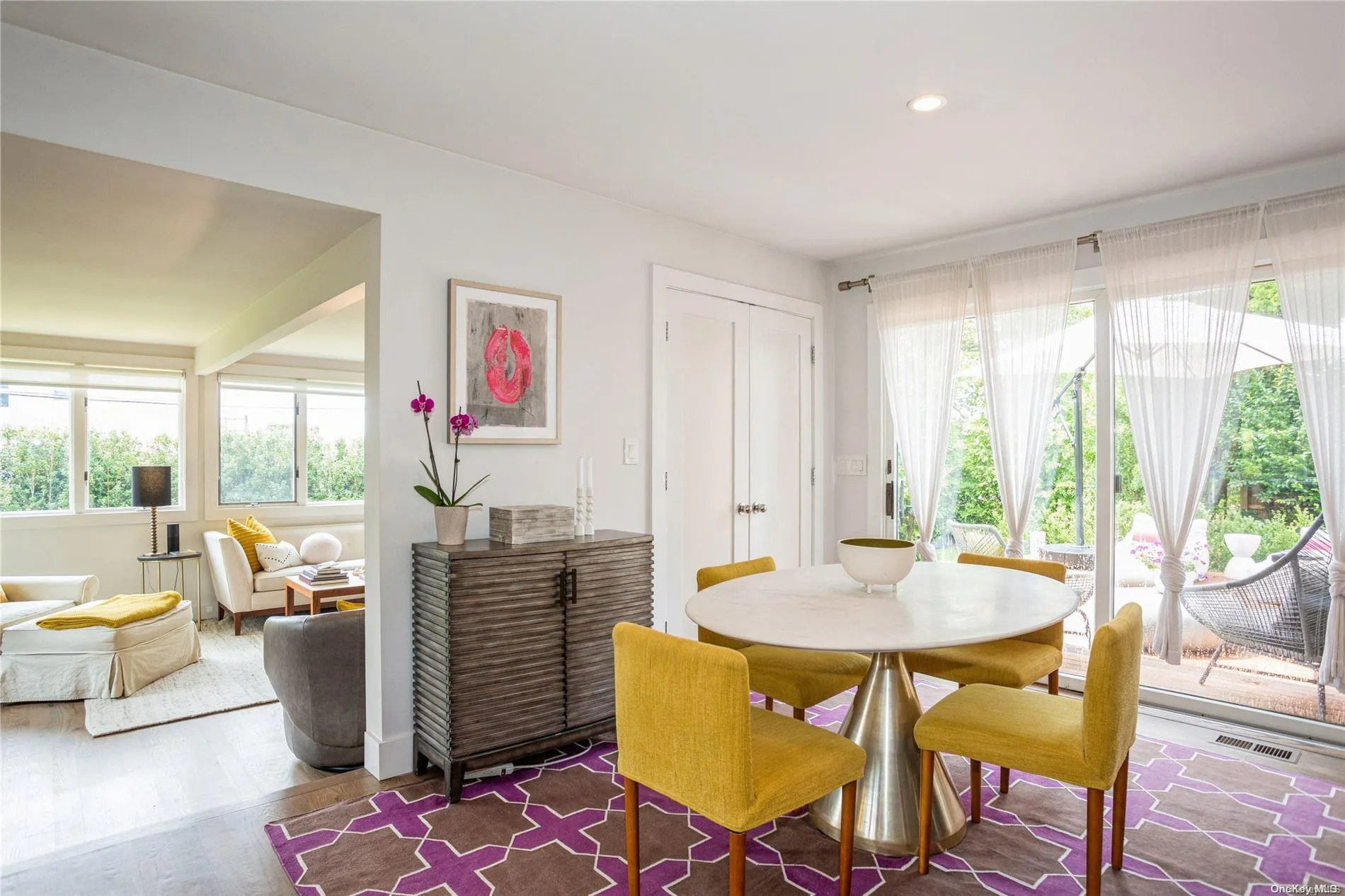 Cheerful decor Cheerful decor