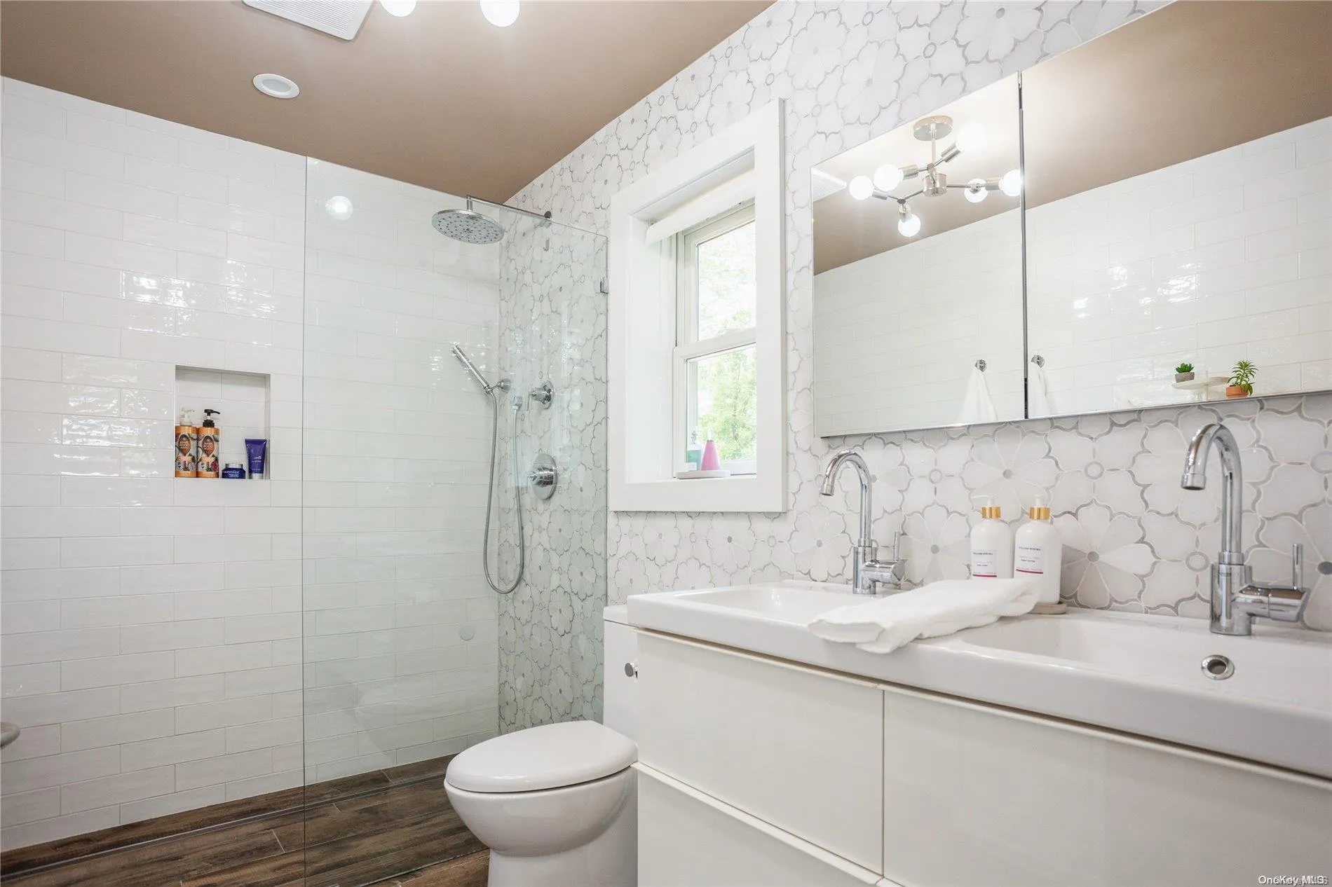 Bright en-suite bath Bright en-suite bath