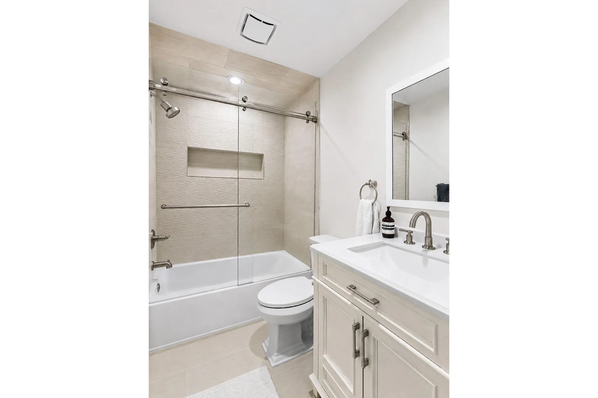 6 West End Avenue, Southampton, NY, 2 Bedrooms Bedrooms, 8 Rooms Rooms,1 BathroomBathrooms,Residential Lease,For Rent,West End,0,L3546142 6 West End Avenue, Southampton, NY, 2 Bedrooms Bedrooms, 8 Rooms Rooms,1 BathroomBathrooms,Residential Lease,For Rent,West End,0,L3546142