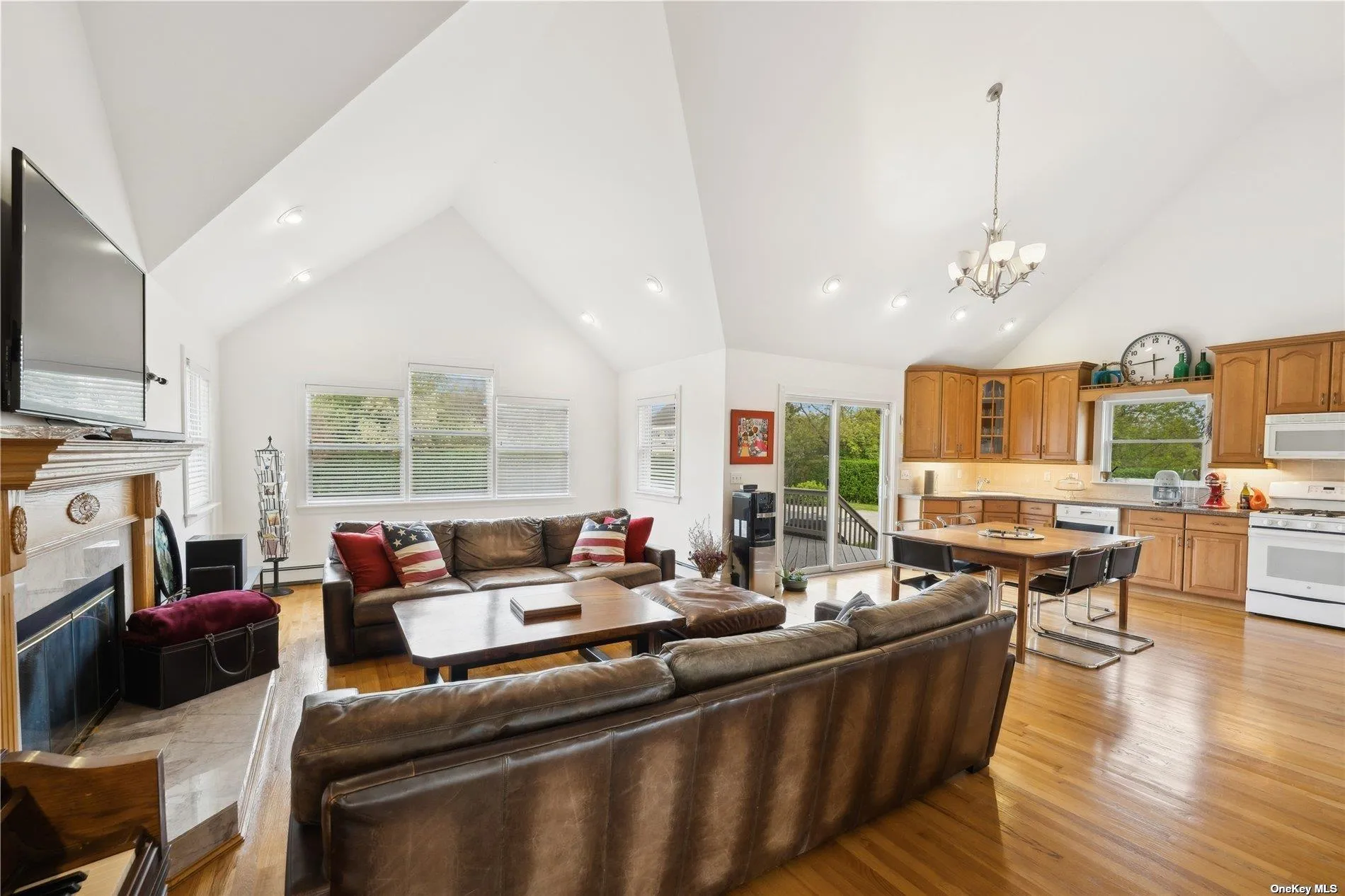 Custom open concept design - LR/DR/KI with vaulted ceiling Custom open concept design - LR/DR/KI with vaulted ceiling