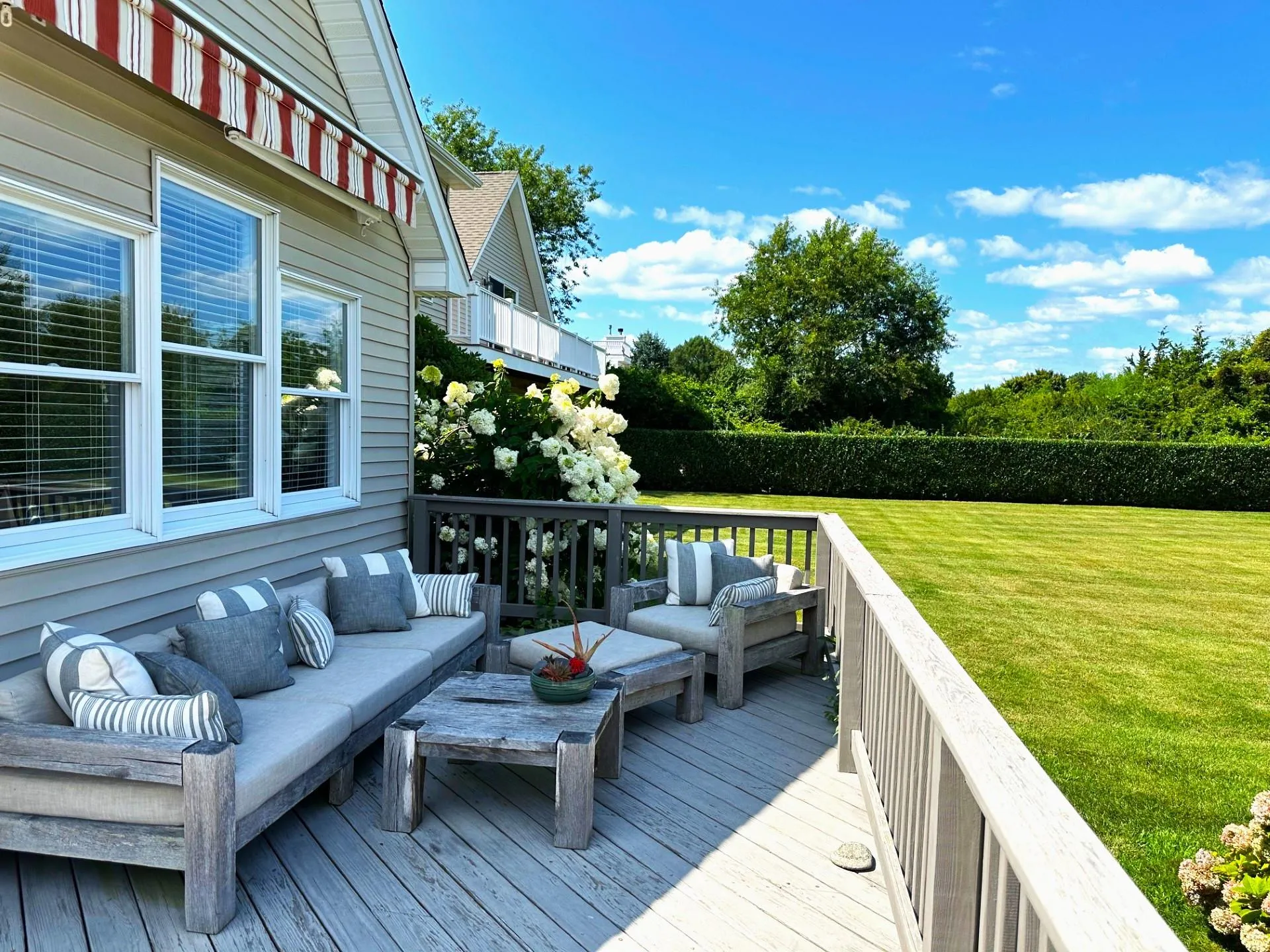 Enjoy the offshore breezes on the first floor deck with retractable awning - Enjoy the offshore breezes on the first floor deck with retractable awning -