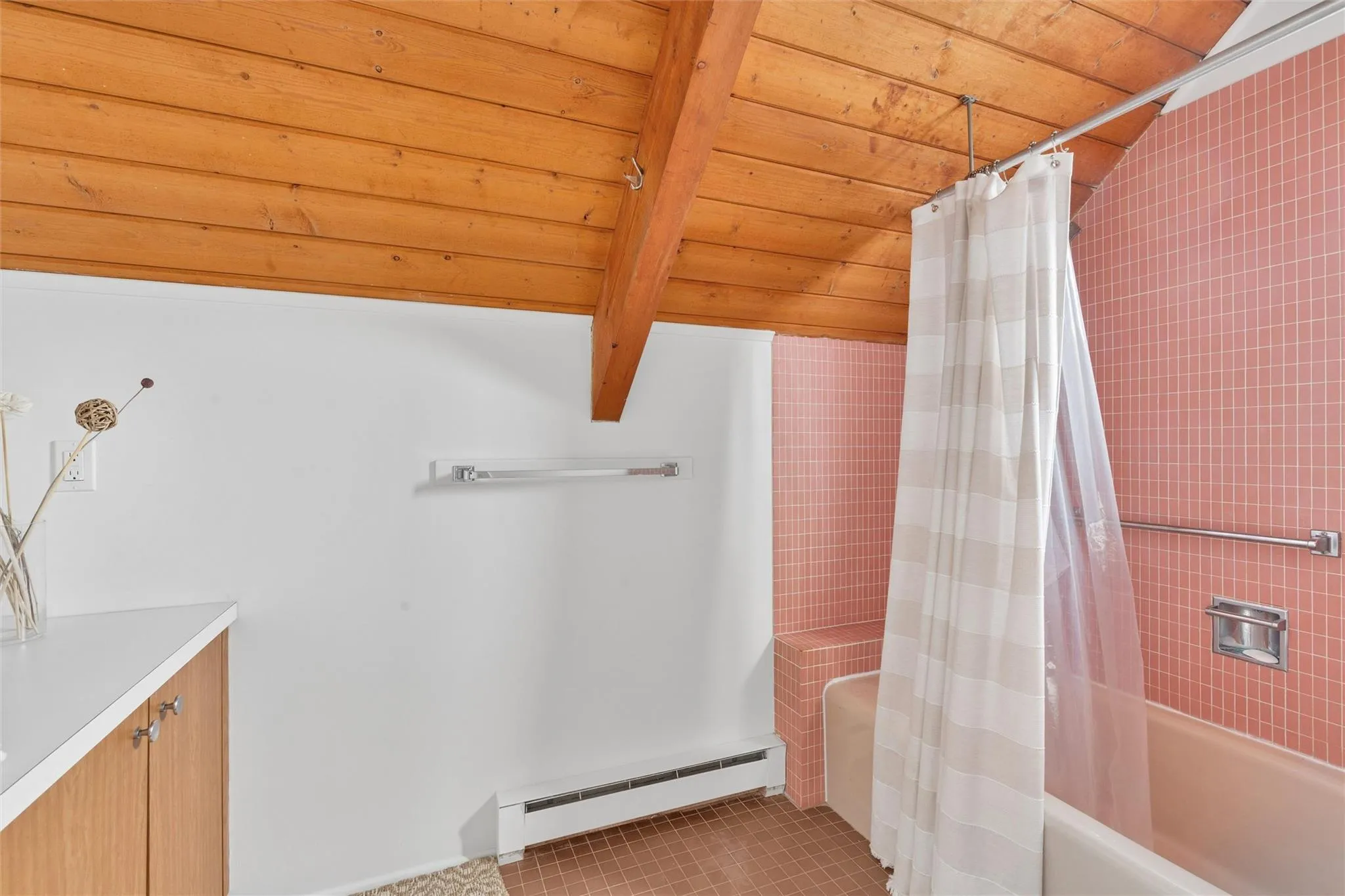 Private upper level bath connected to Kinfg bedroom with balcony & water views Private upper level bath connected to Kinfg bedroom with balcony & water views