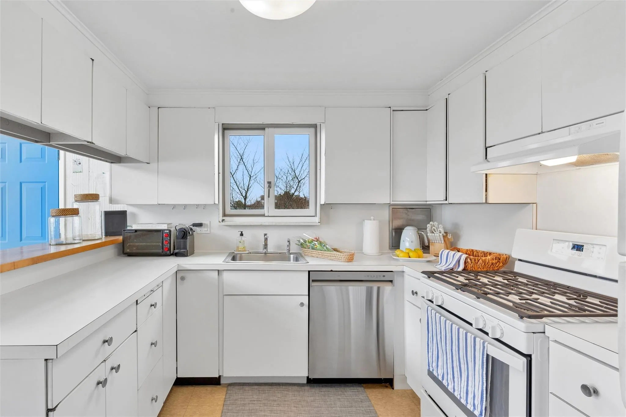 Well- equipped kitchen Well- equipped kitchen