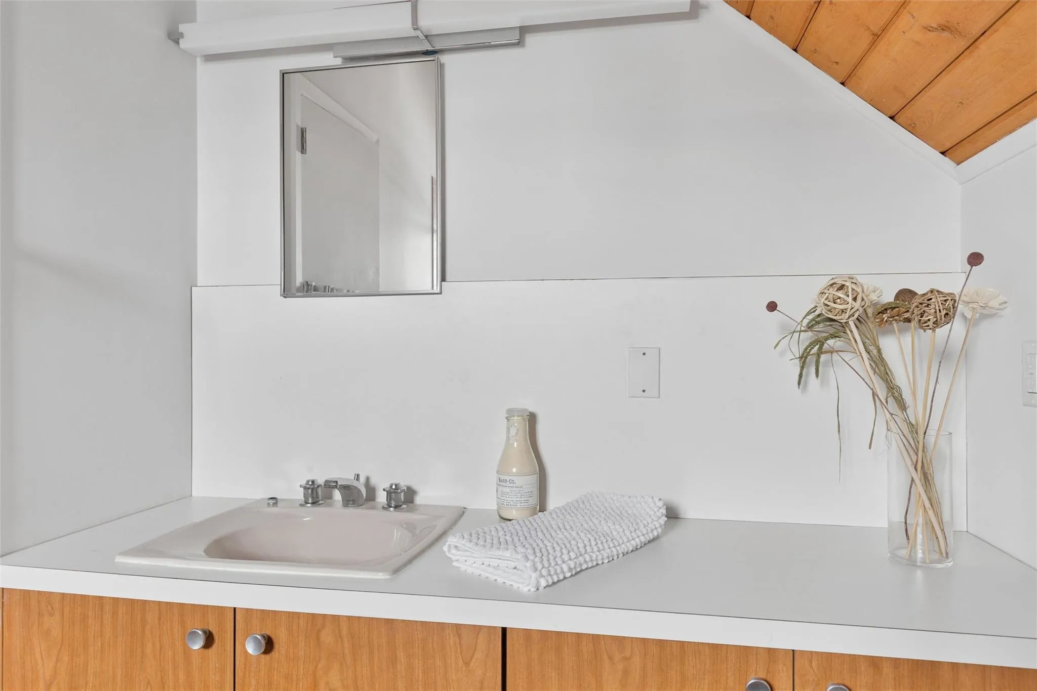 Bath with tub/ shower Bath with tub/ shower