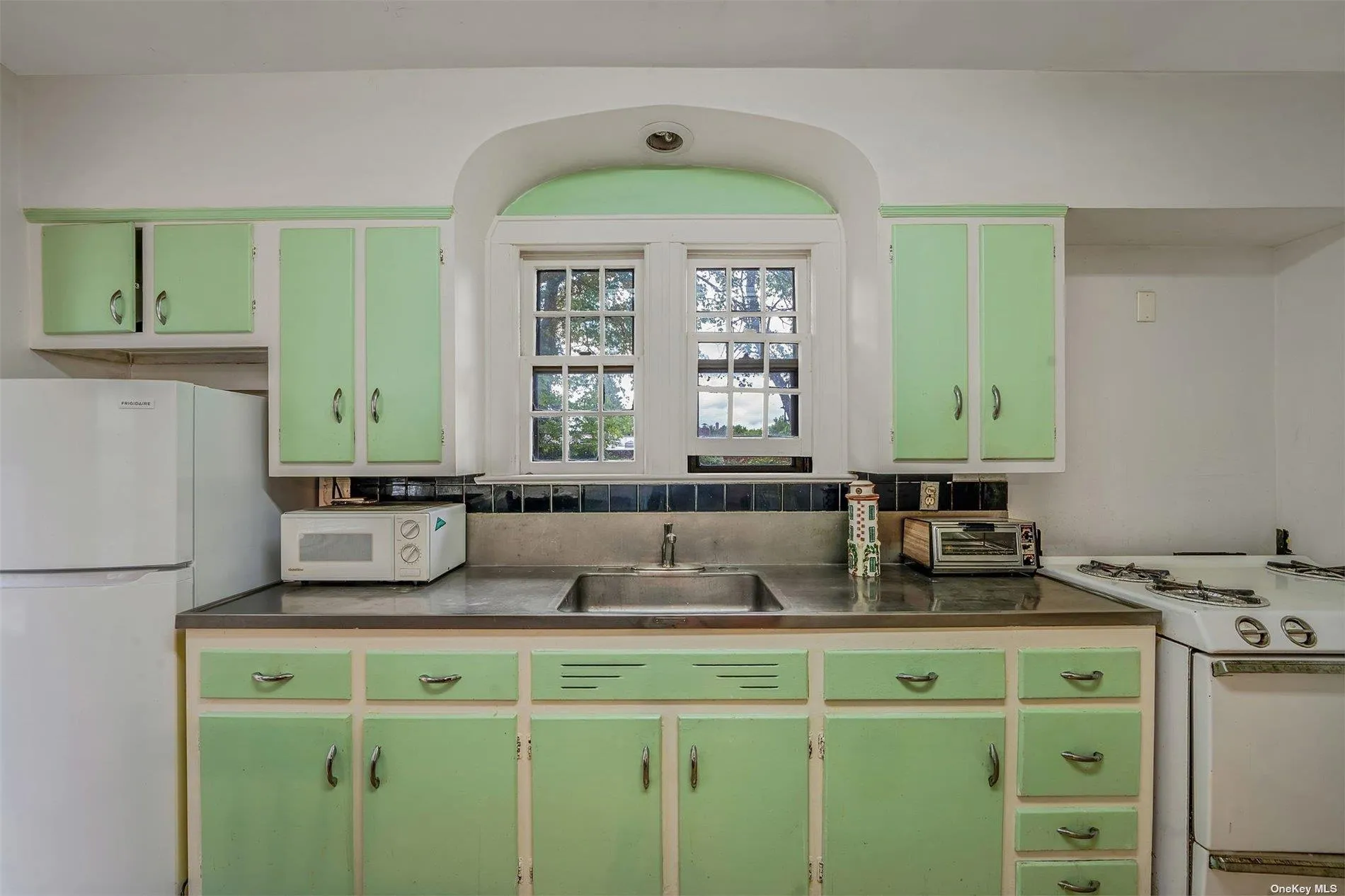60-14 60th Avenue, New York, NY, 3 Bedrooms Bedrooms, 6 Rooms Rooms,2 BathroomsBathrooms,Residential,For Rent,60th,0,L3551646 60-14 60th Avenue, New York, NY, 3 Bedrooms Bedrooms, 6 Rooms Rooms,2 BathroomsBathrooms,Residential,For Rent,60th,0,L3551646