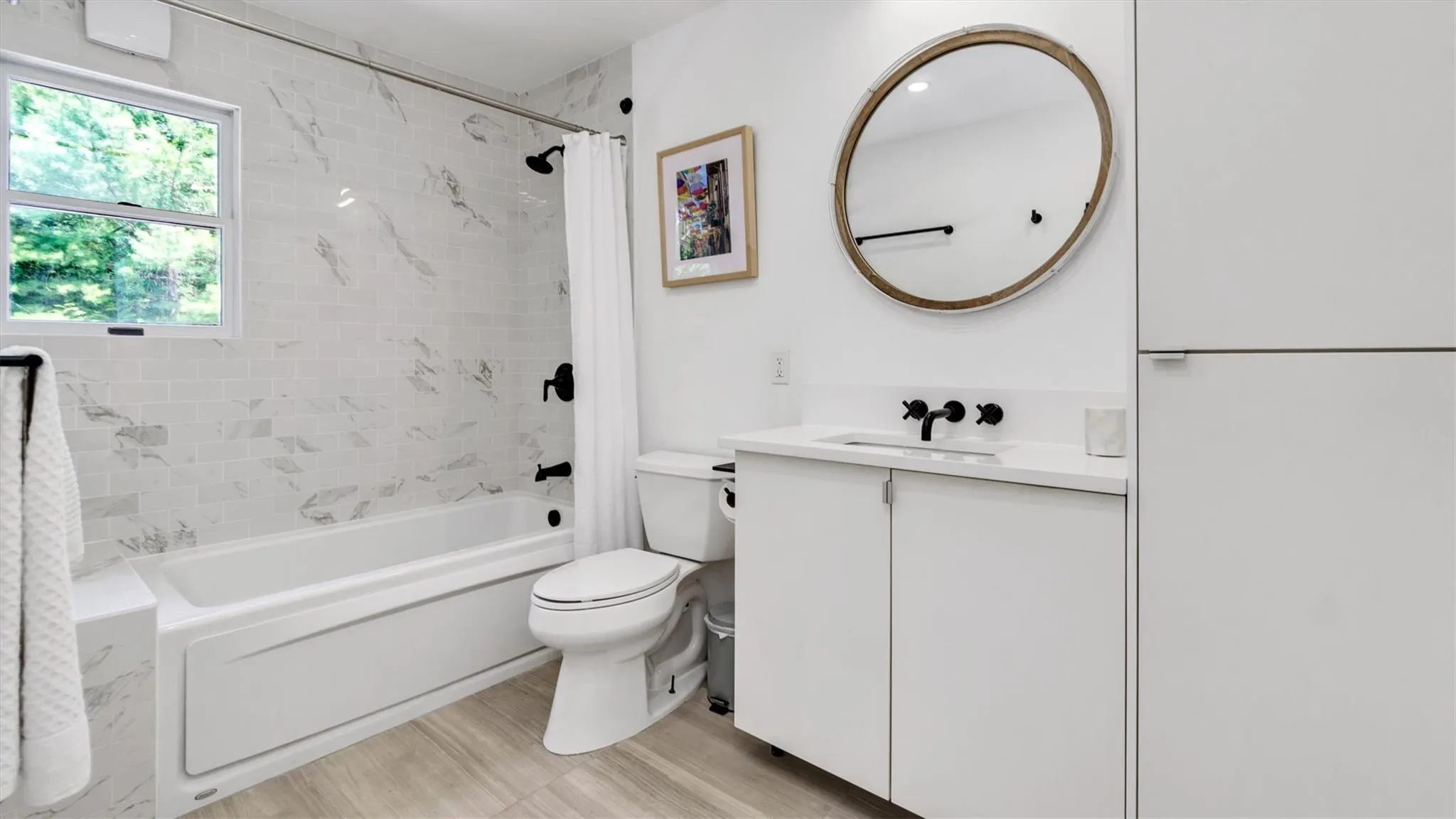 En-Suite Full bath with toilet, vanity, and shower / bath combo. En-Suite Full bath with toilet, vanity, and shower / bath combo.