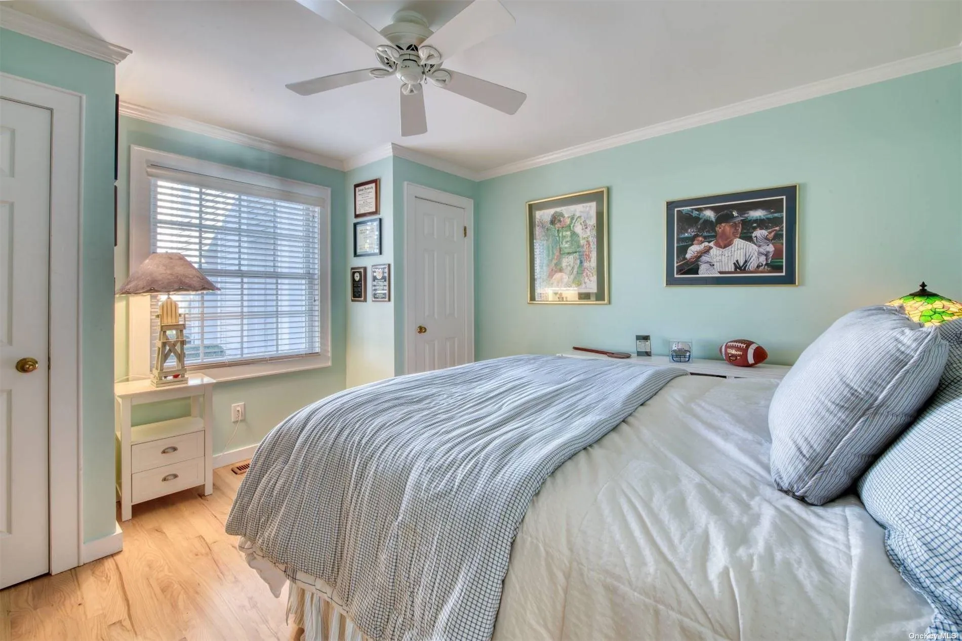 Guest room with queen bed Guest room with queen bed