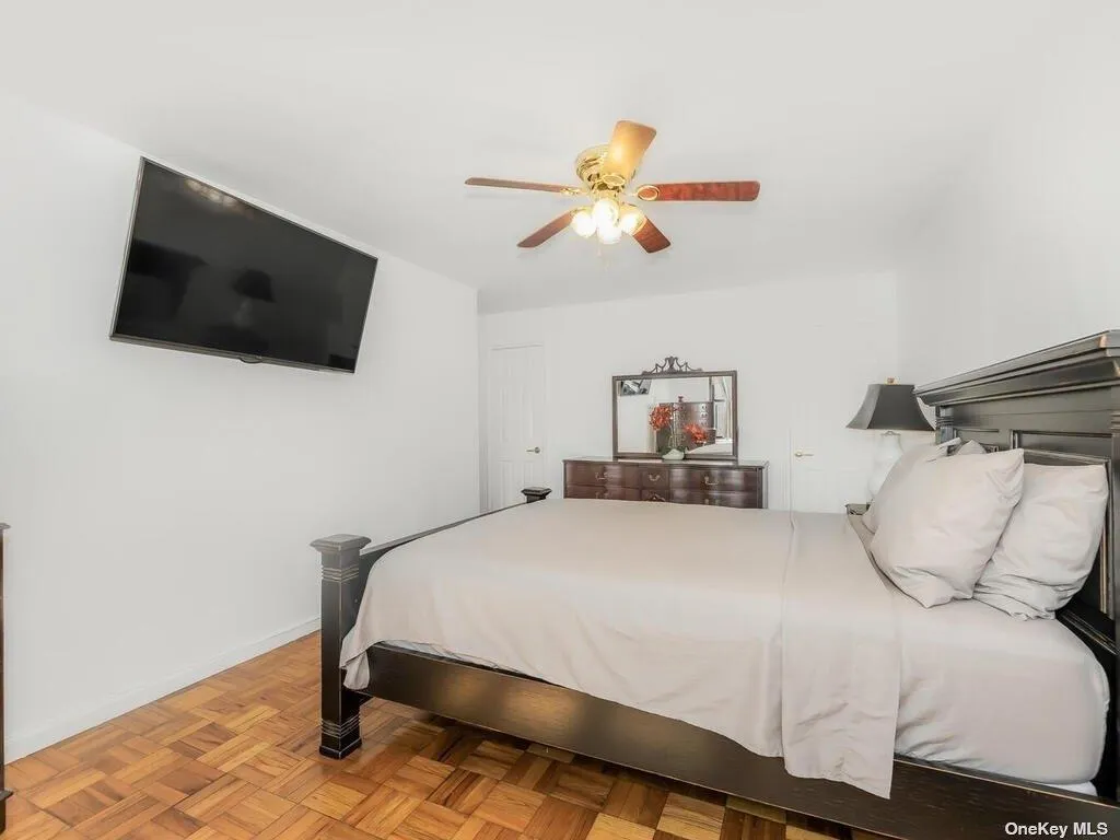 Room for Kingsized Bed Room for Kingsized Bed