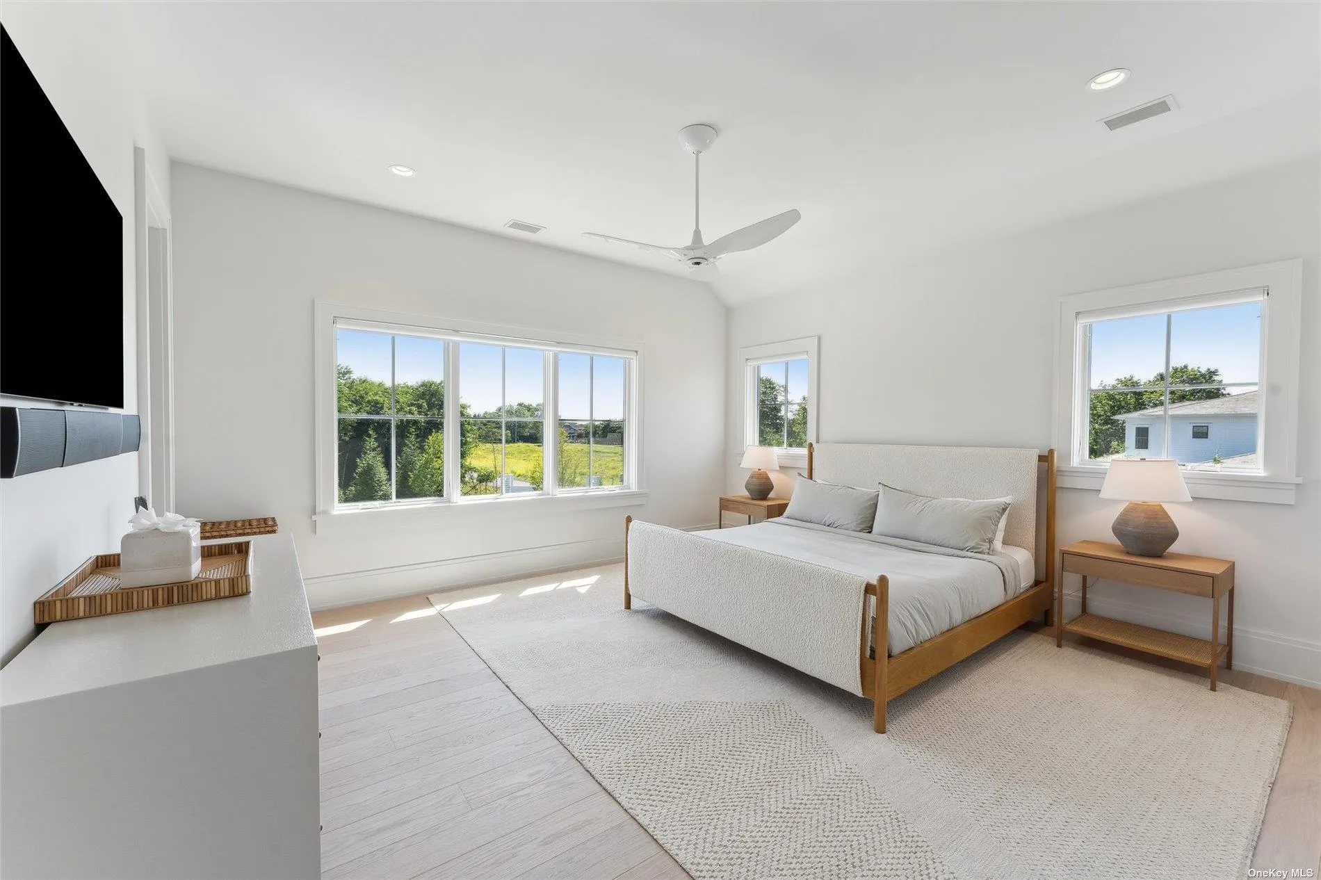 6 Bedrooms 6 Bedrooms