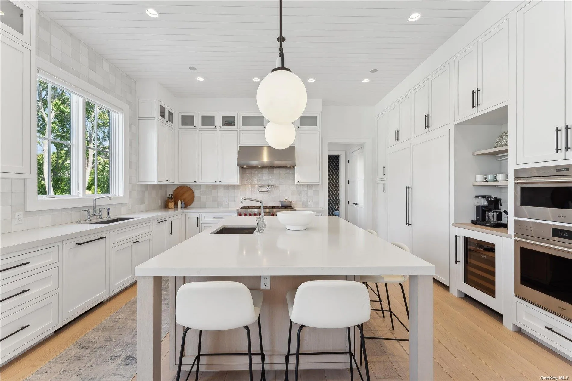 Eat-in-Kitchen Eat-in-Kitchen