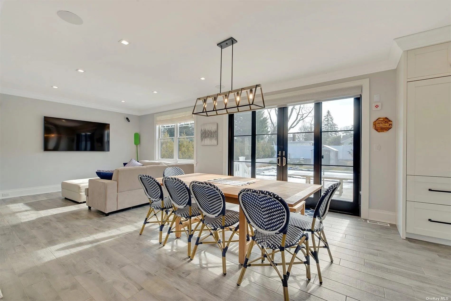 Open Living Room/Dining Room Open Living Room/Dining Room